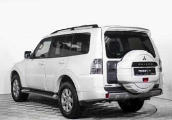 Подержанный автомобиль Mitsubishi Pajero 2011 года (7 фото)