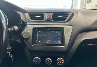 Подержанный автомобиль Kia Rio Sedan 2015 года (15 фото)