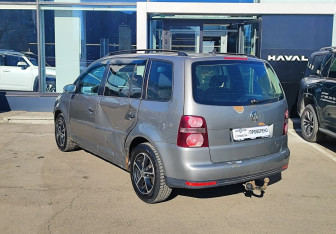 Подержанный автомобиль Volkswagen Touran 2008 года (7 фото)