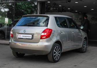 Подержанный автомобиль Skoda Fabia Hatchback 2012 года (4 фото)
