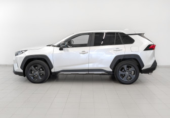 Подержанный автомобиль Toyota RAV4 2022 года (8 фото)