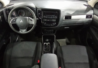 Подержанный автомобиль Mitsubishi Outlander 2018 года (11 фото)