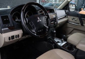 Подержанный автомобиль Mitsubishi Pajero 2019 года (13 фото)