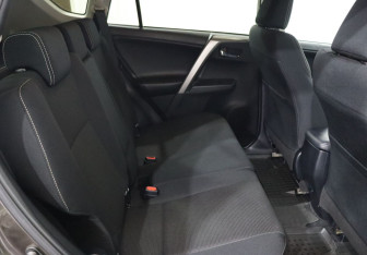 Подержанный автомобиль Toyota RAV4 2018 года (20 фото)