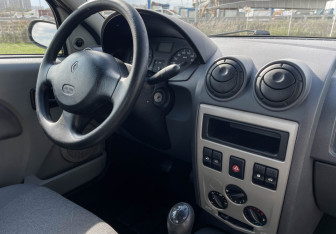 Подержанный автомобиль Renault Logan Sedan 2007 года (9 фото)