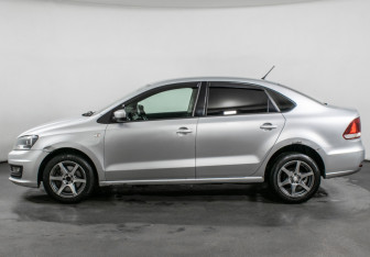 Подержанный автомобиль Volkswagen Polo Sedan 2016 года (8 фото)