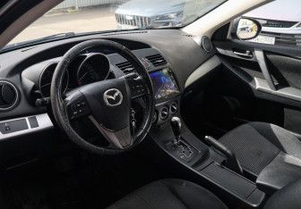 Подержанный автомобиль Mazda 3 Hatchback 2011 года (12 фото)