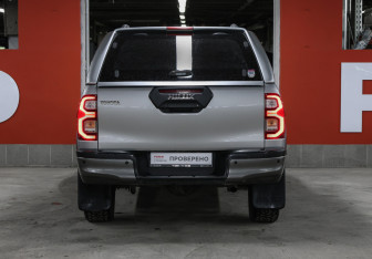 Подержанный автомобиль Toyota Hilux 2020 года (6 фото)