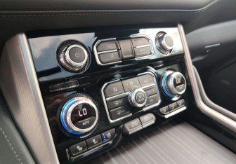 Подержанный автомобиль GMC Yukon 2023 года (32 фото)