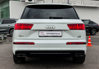 Подержанный автомобиль Audi Q7 2016 года (6 фото)