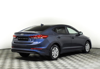 Подержанный автомобиль Hyundai Elantra Sedan 2018 года (5 фото)