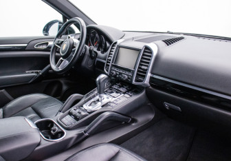 Подержанный автомобиль Porsche Cayenne 2015 года (10 фото)