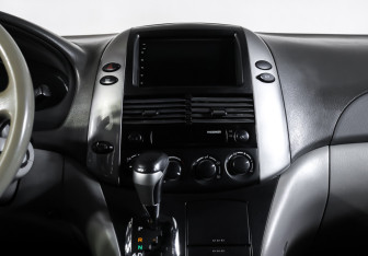 Подержанный автомобиль Toyota Sienna 2006 года (14 фото)