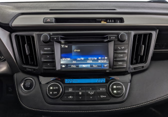 Подержанный автомобиль Toyota RAV4 2016 года (17 фото)