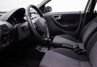 Подержанный автомобиль Opel Corsa 2005 года (10 фото)