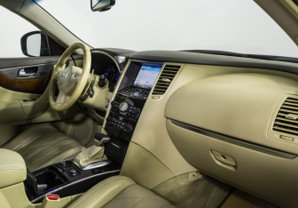 Подержанный автомобиль Infiniti QX70 2015 года (12 фото)