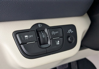 Подержанный автомобиль Hongqi H5 2022 года (21 фото)