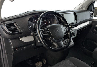 Подержанный автомобиль Peugeot Traveller 2018 года (15 фото)