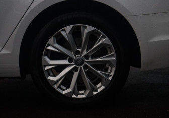 Подержанный автомобиль Audi A4 Sedan 2015 года (20 фото)