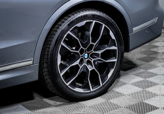 Подержанный автомобиль BMW X7 2024 года (15 фото)