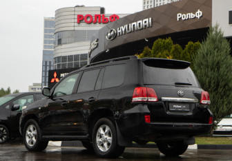 Подержанный автомобиль Toyota Land Cruiser Suv 2010 года (5 фото)