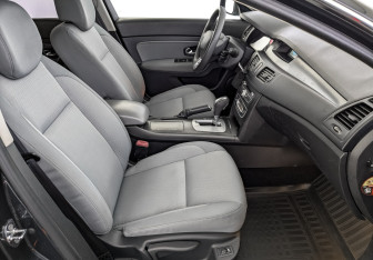 Подержанный автомобиль Renault Latitude 2013 года (23 фото)