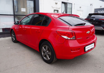 Подержанный автомобиль Chevrolet Cruze Hatchback 2013 года (7 фото)
