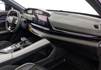 Подержанный автомобиль Changan UNI-V 2023 года (13 фото)