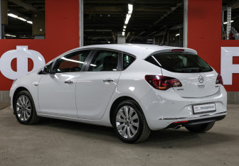 Подержанный автомобиль Opel Astra Hatchback 2012 года (7 фото)