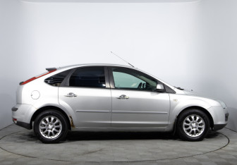 Подержанный автомобиль Ford Focus Hatchback 2007 года (4 фото)