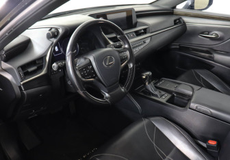 Подержанный автомобиль Lexus ES 2019 года (9 фото)