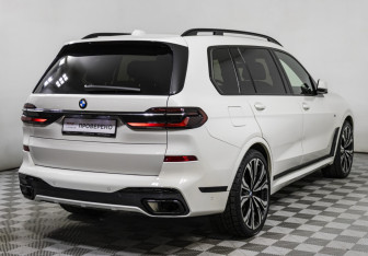 Подержанный автомобиль BMW X7 2022 года (5 фото)