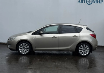 Подержанный автомобиль Opel Astra Hatchback 2011 года (8 фото)
