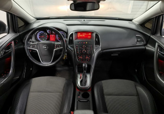 Подержанный автомобиль Opel Astra Hatchback 2011 года (13 фото)