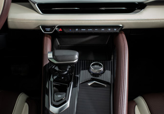 Подержанный автомобиль Geely Monjaro 2021 года (16 фото)