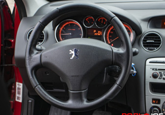 Подержанный автомобиль Peugeot 308 Hatchback 2009 года (14 фото)