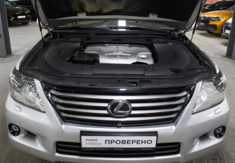 Подержанный автомобиль Lexus LX 2009 года (9 фото)