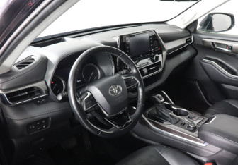 Подержанный автомобиль Toyota Highlander 2021 года (9 фото)