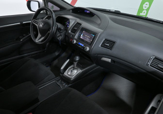 Подержанный автомобиль Honda Civic Sedan 2011 года (9 фото)