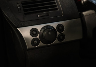 Подержанный автомобиль Opel Astra Sedan 2009 года (14 фото)