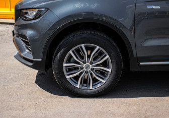 Подержанный автомобиль Geely Atlas Pro 2022 года (13 фото)