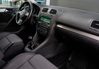 Подержанный автомобиль Volkswagen Golf Hatchback 2012 года (7 фото)
