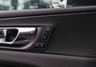 Подержанный автомобиль Volvo XC60 2019 года (18 фото)