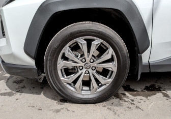 Подержанный автомобиль Toyota RAV4 2024 года (18 фото)