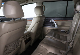 Подержанный автомобиль Toyota Land Cruiser Suv 2012 года (12 фото)