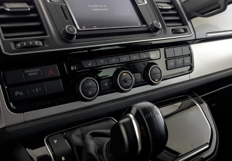 Подержанный автомобиль Volkswagen Multivan 2015 года (26 фото)