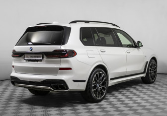 Подержанный автомобиль BMW X7 2023 года (5 фото)