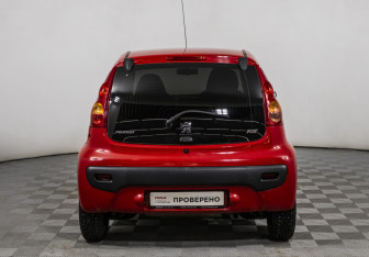 Подержанный автомобиль Peugeot 107 2010 года (6 фото)