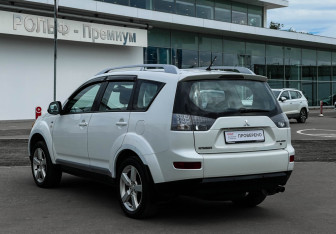Подержанный автомобиль Mitsubishi Outlander 2008 года (7 фото)