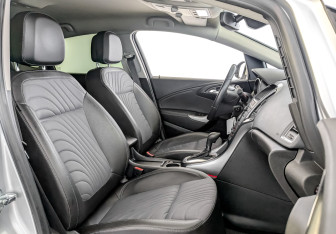 Подержанный автомобиль Opel Astra Sedan 2014 года (23 фото)